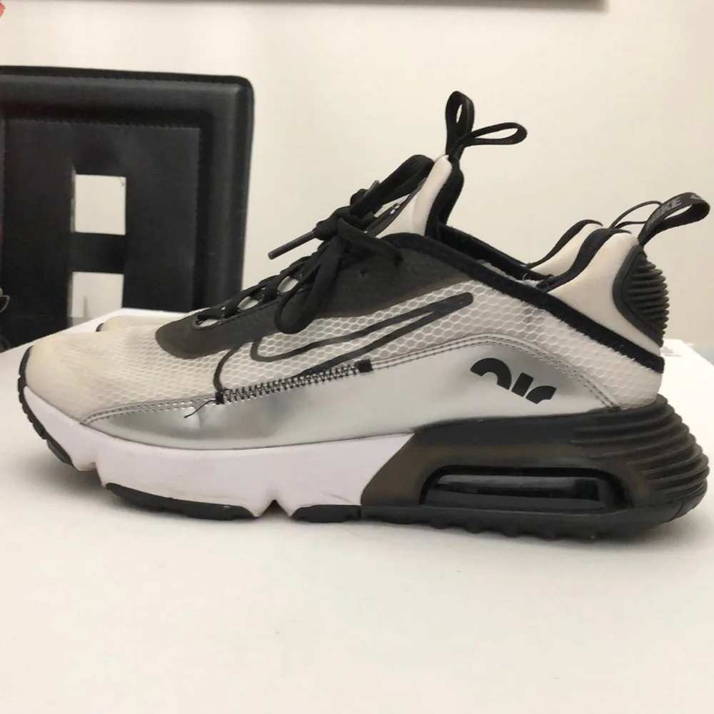 NIKE AIR RUNNING SNEAKERS MENS-BOYS (TEENS SIZE 7Y